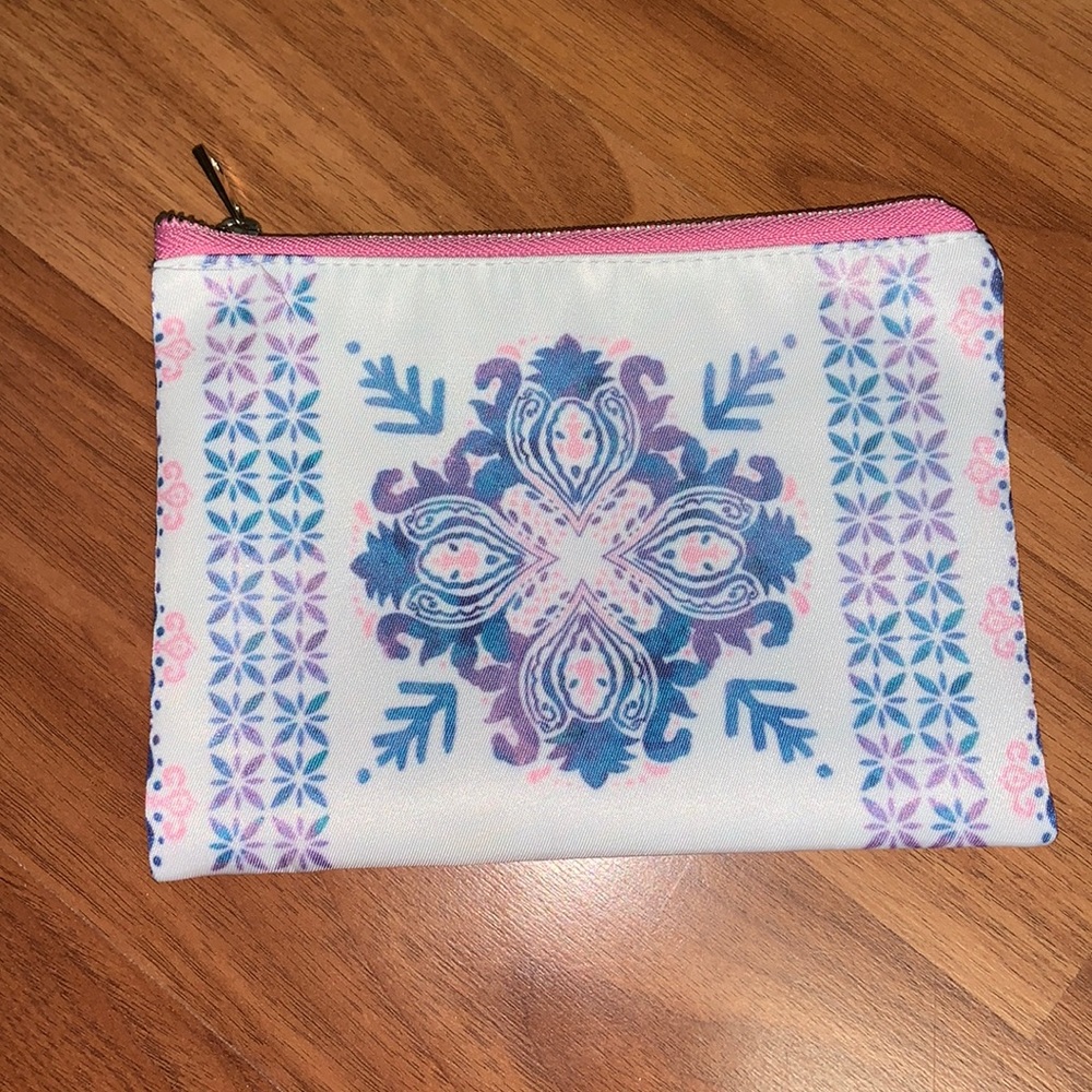 NWOT Simply Gilded Pouch